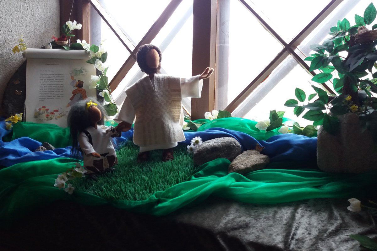 Kirkon ikkunalla vihreällä kankaalla,kaksi nukkea käsi kädessä,ihmettelevät luontoa ja Jumalan huolenpitoa.