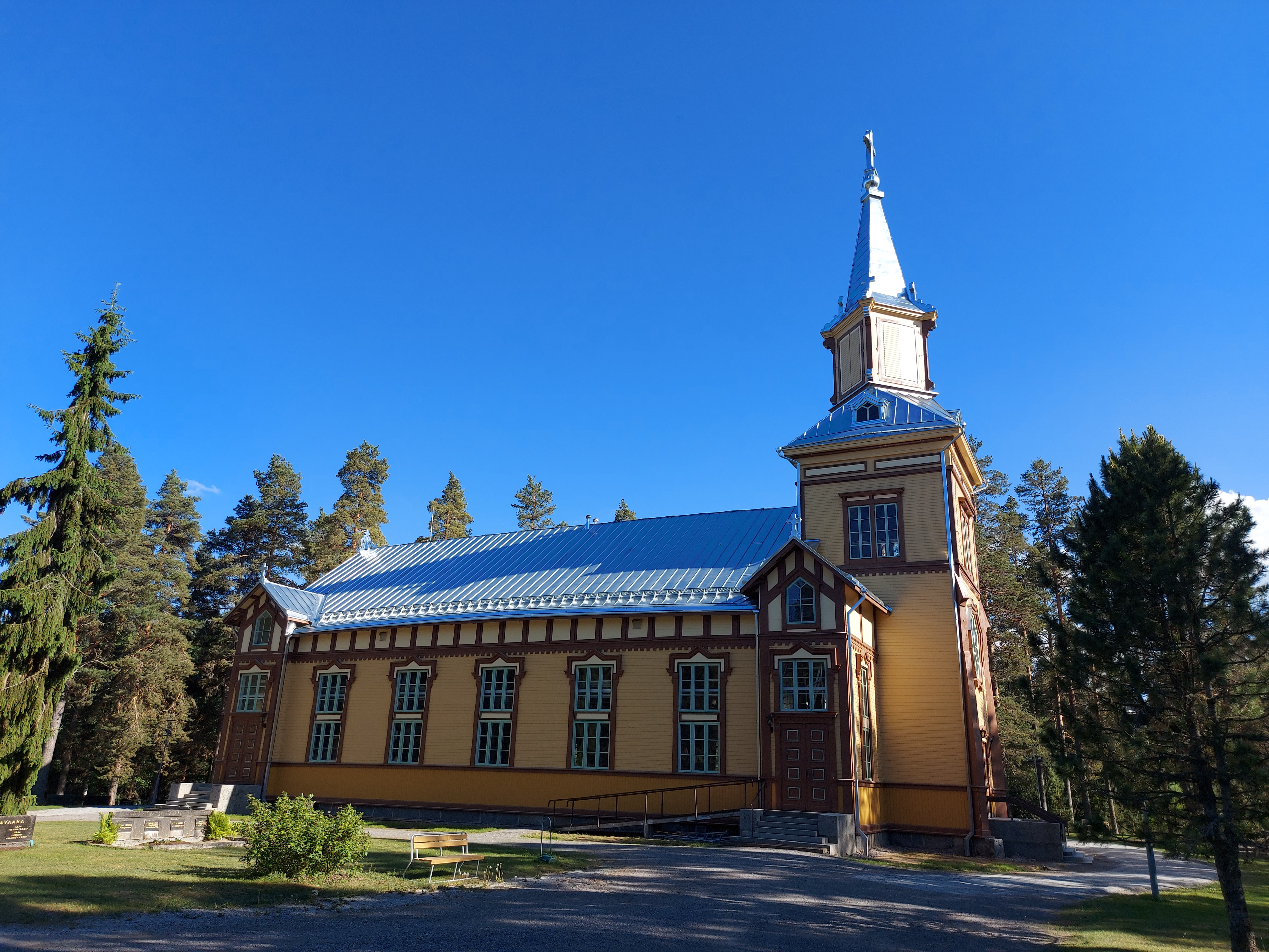 Kesäinen kuva Vilppulan kirkosta.