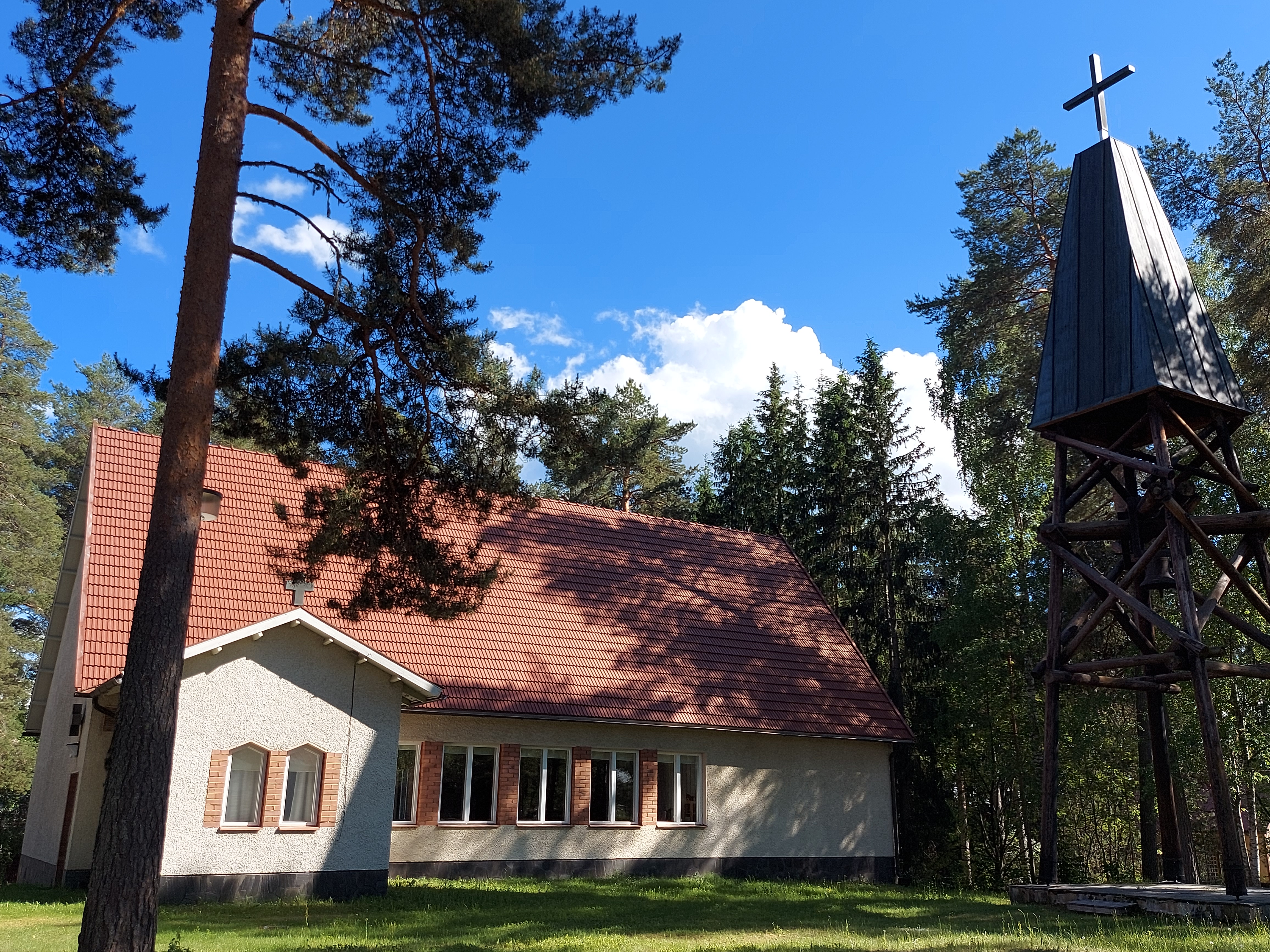 Kolhon kirkko Kolhon kirkon kuva. Otettu Kyläkirkontien puolelta. Kuvassa näkyy myös kellotorni.
