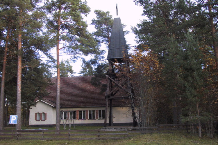 Kolhon kirkon kuva. Otettu Kyläkirkontien puolelta. Kuvassa näkyy myös kellotorni.