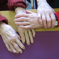Kahden ihmisen kädet yhdessä.