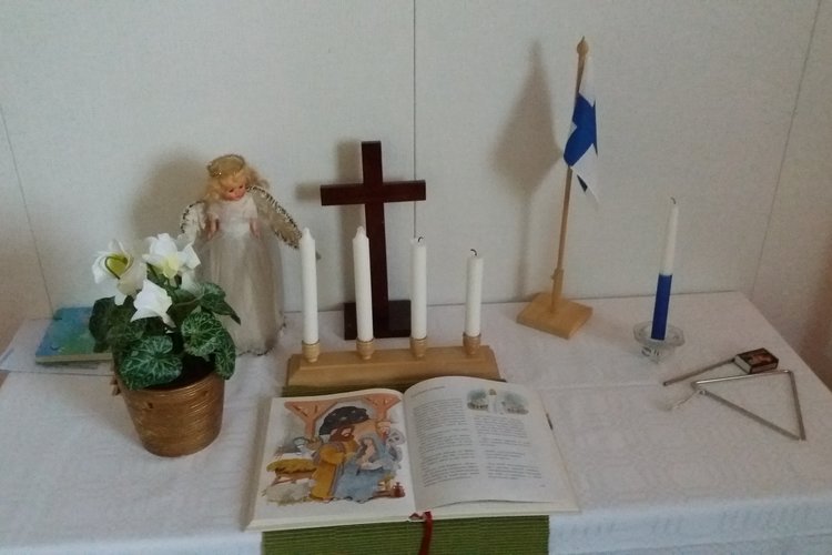 Suomi 100 vuotta alttaripöytä
