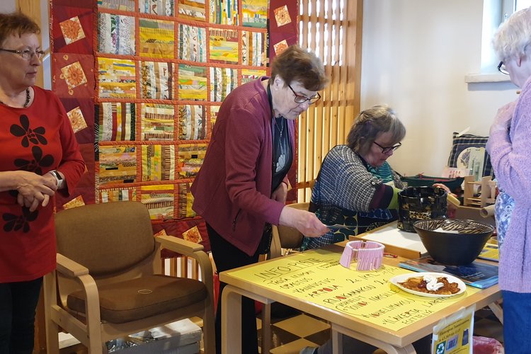 Avaa kuva isommaksi EKO-tapahtuma_arpajaismyyjät_M.