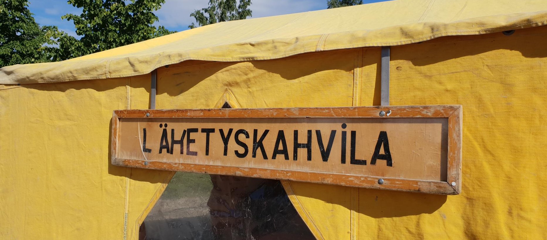 Avaa kuva isommaksi Keltaisen teltan kuva_XL.