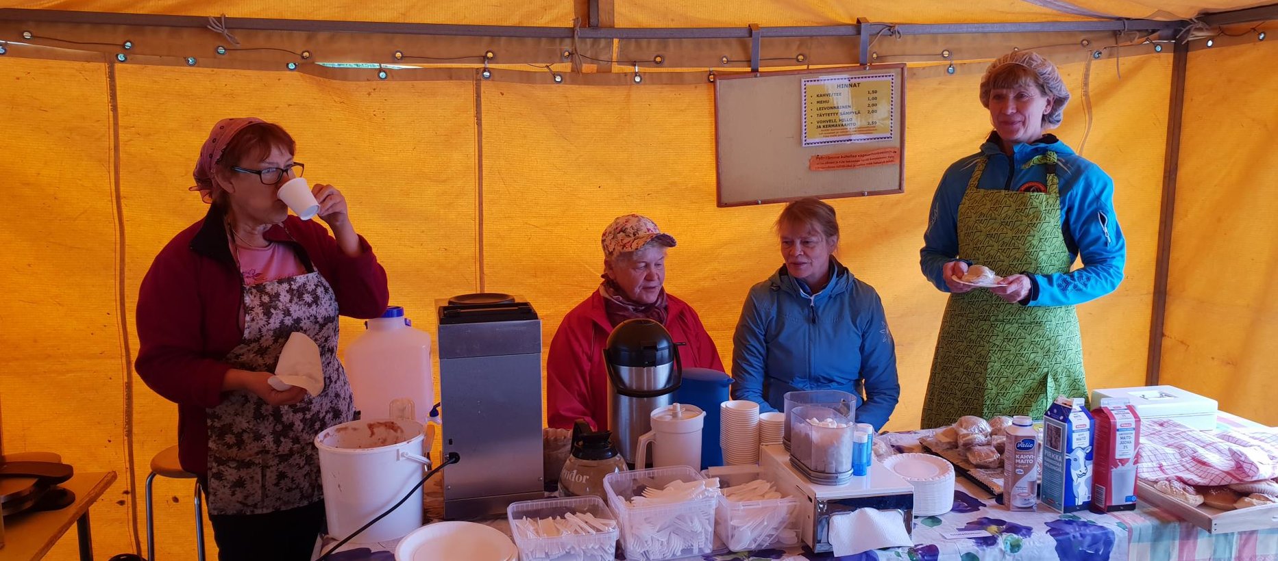 Avaa kuva isommaksi Läheyskahvilan vapaaehtoisia_XL.