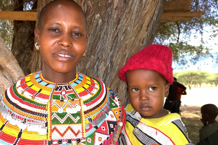 Avaa kuva isommaksi Maasai-heimon äiti ja tytär_M.