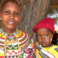 Avaa kuva isommaksi Maasai-heimon äiti ja tytär