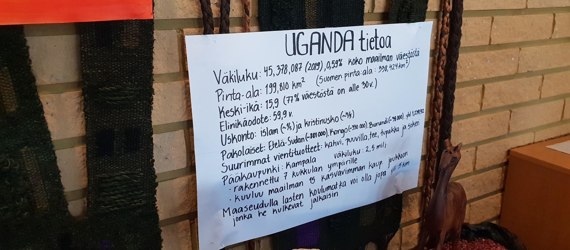 Avaa kuva isommaksi Tietoja Ugandasta_XL.