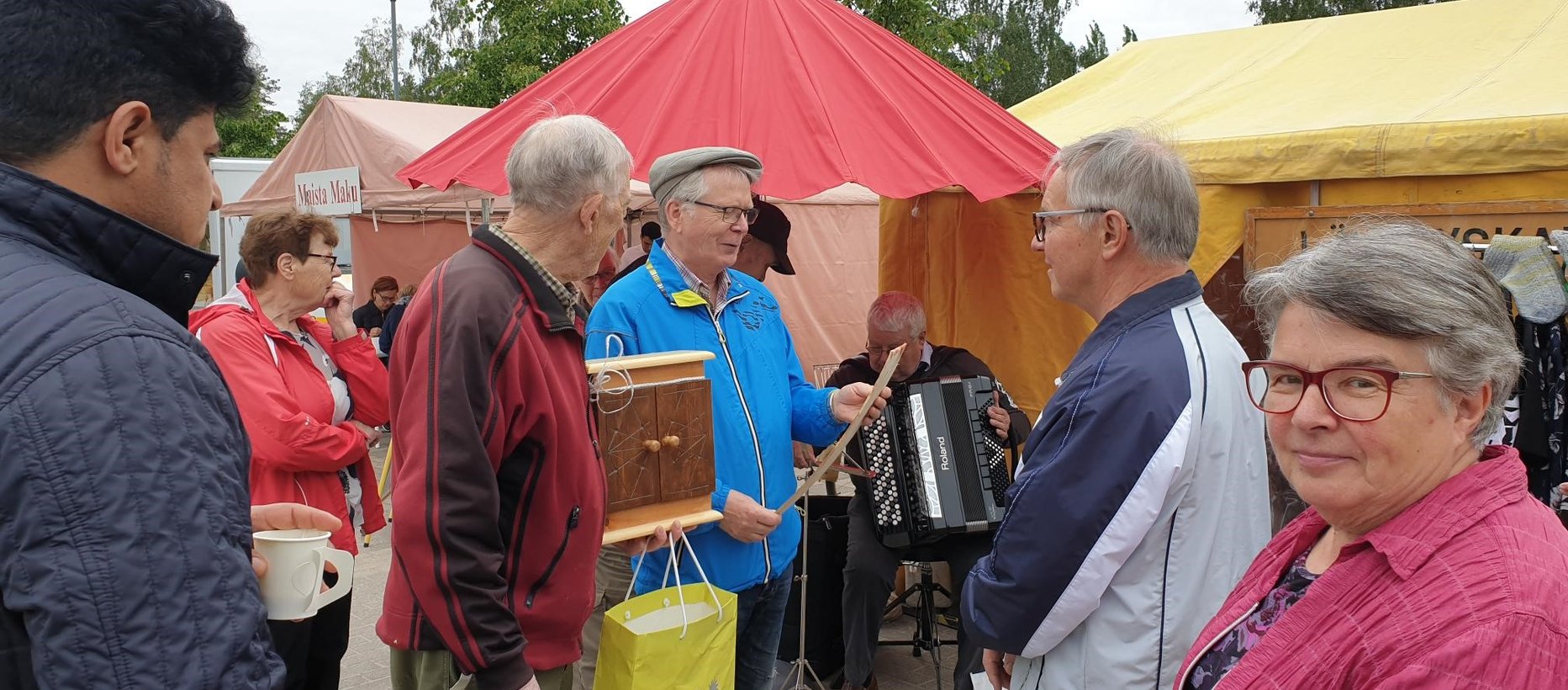 Avaa kuva isommaksi Torilla.14.6.Arja_XL.