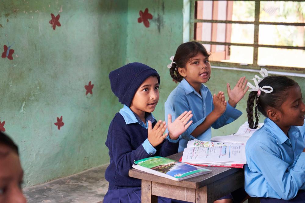 Nepalilaisia lapsia koulussa.