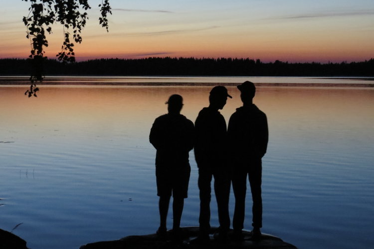 Elänne-järven rannalla, leirin viimeisenä iltana