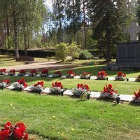 Kesäinen kuva Pohjaslahden hautausmaalta. Etualalla kauniisti kukitetut sankarihaudat.
