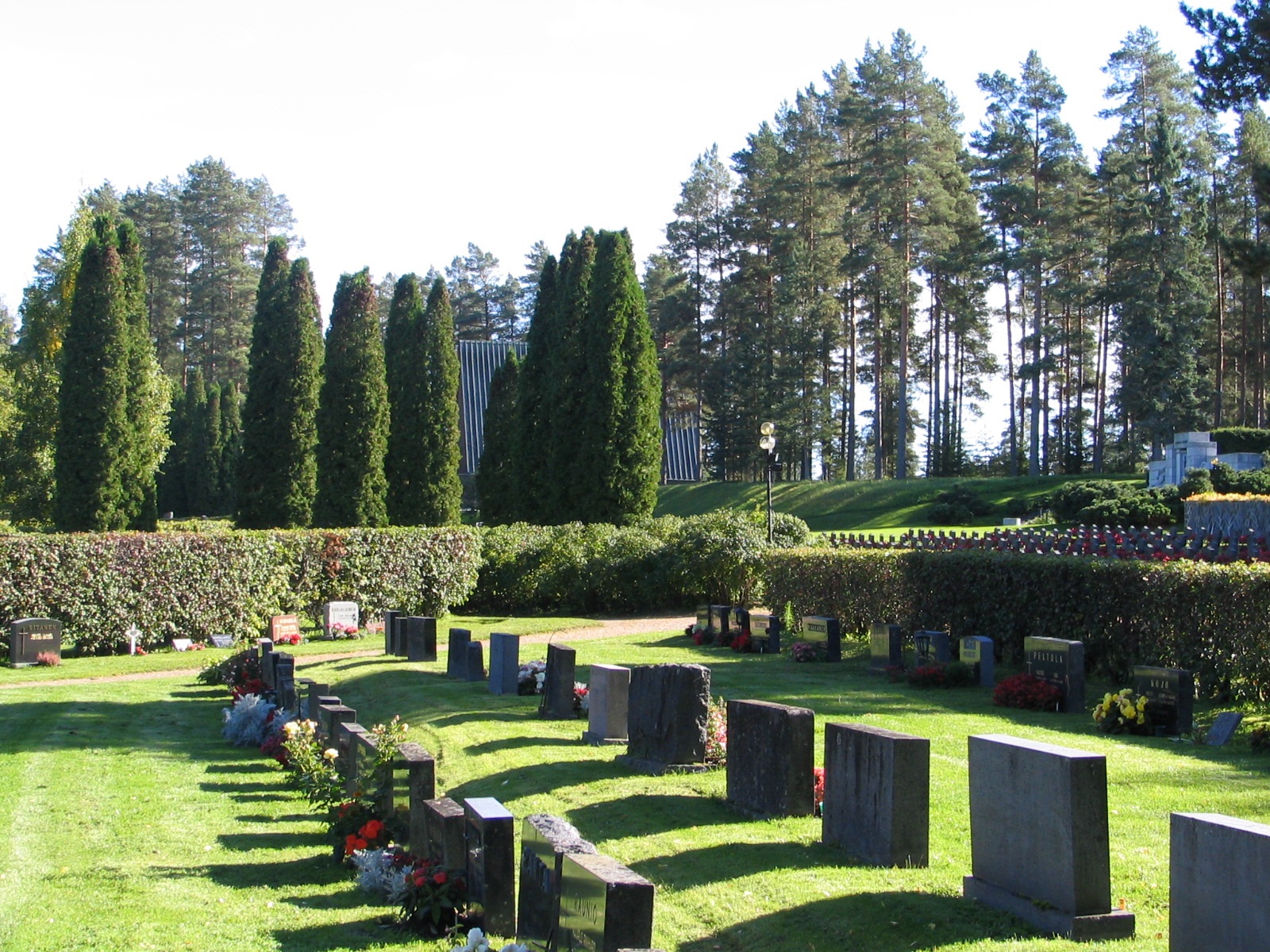 Kesäinen kuva Mäntän hautausmaasta. Oikealla näkyy sankarihaudat sekä osa Serlachiuksen sukuhaudasta.