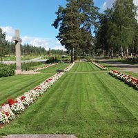 Kesällä otettu kuva Vilppulan hautausmaasta. Etualalla kauniisti kukitetut sankarihaudat.