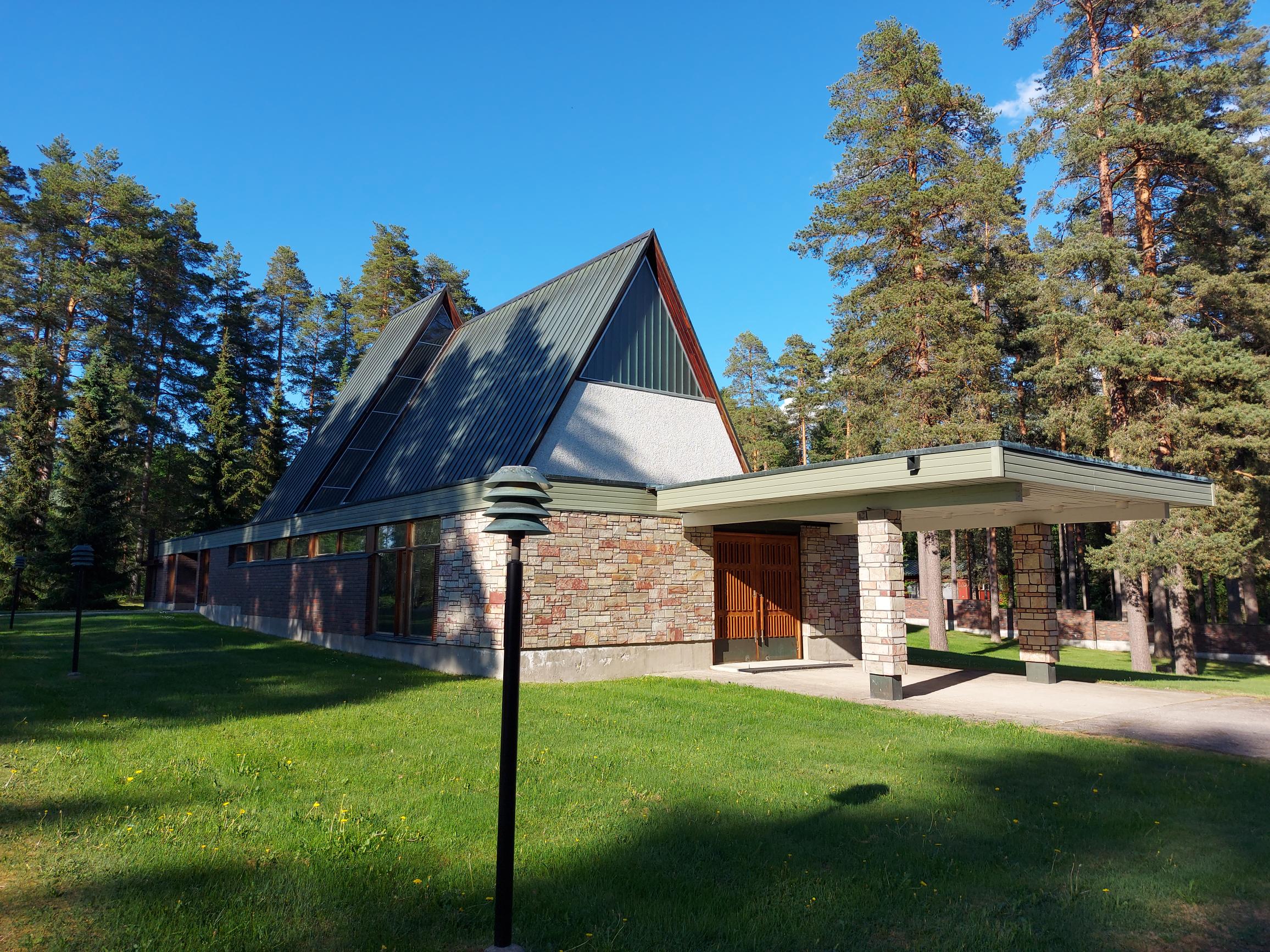 Kuva Mäntän siunauskappelista. Otettu pääoven puolelta.
