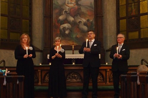 Ex tempore -kvartetti Joulukonsertissa Mäntän kirkossa. Laulajilla on kynttilät kädessä.