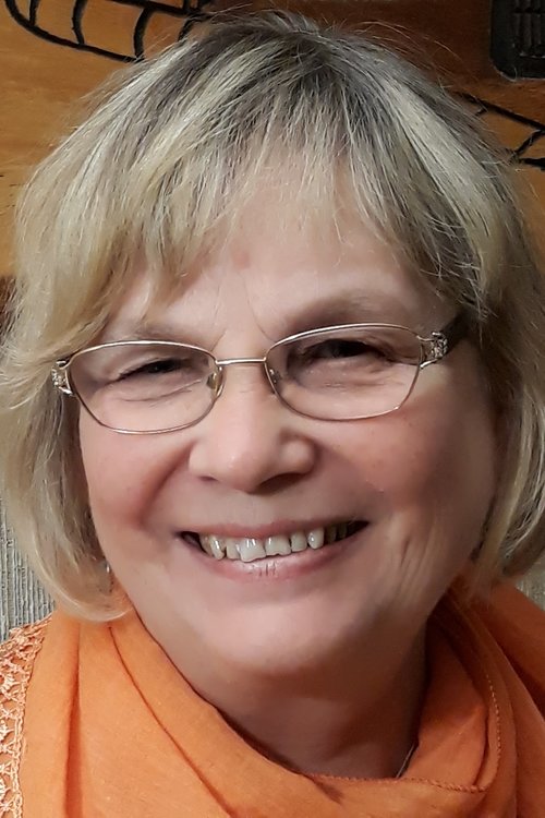 Arja Piirto, vaaleahiuksinen, silmälasipäinen hymyilevä nainen.