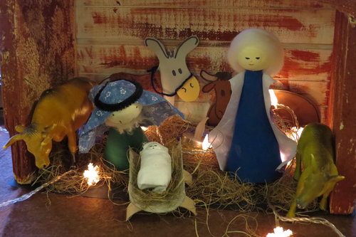 Lasten askartelema jouluasetelma, Jeesus, Maria ja Joosef tallissa.